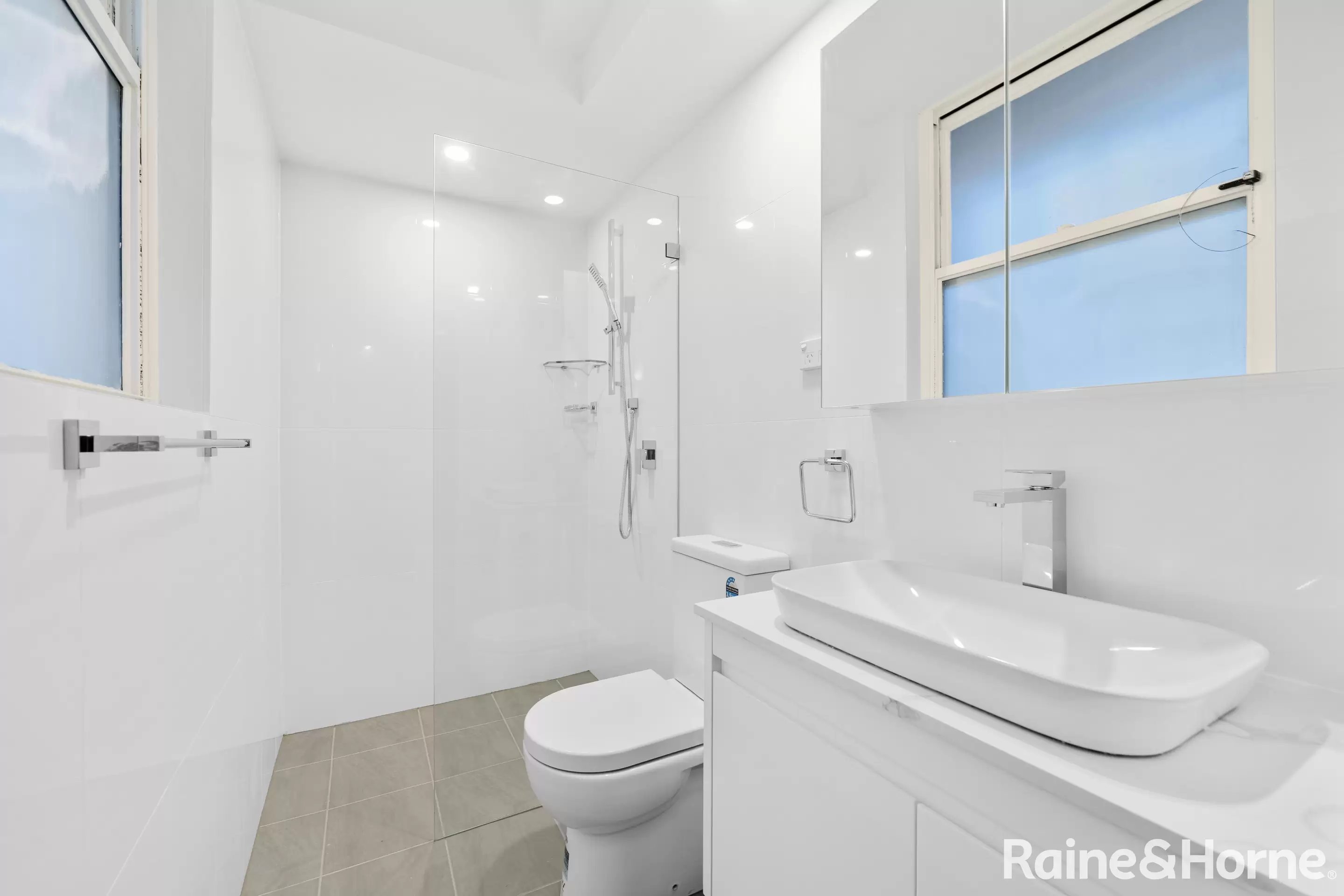 191/27 Park Street, Sydney Auction by Raine & Horne Randwick | Coogee | Clovelly - image 4