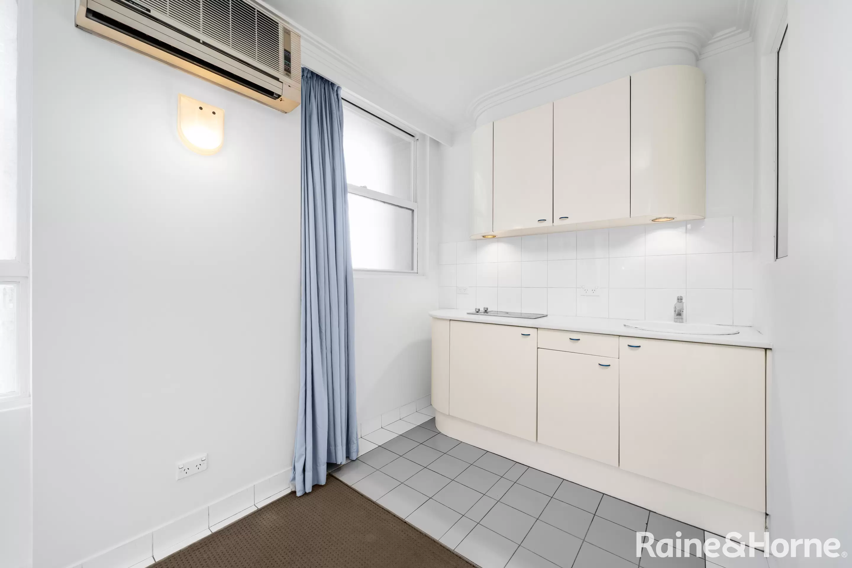 192/27 Park Street, Sydney Auction by Raine & Horne Randwick | Coogee | Clovelly - image 2