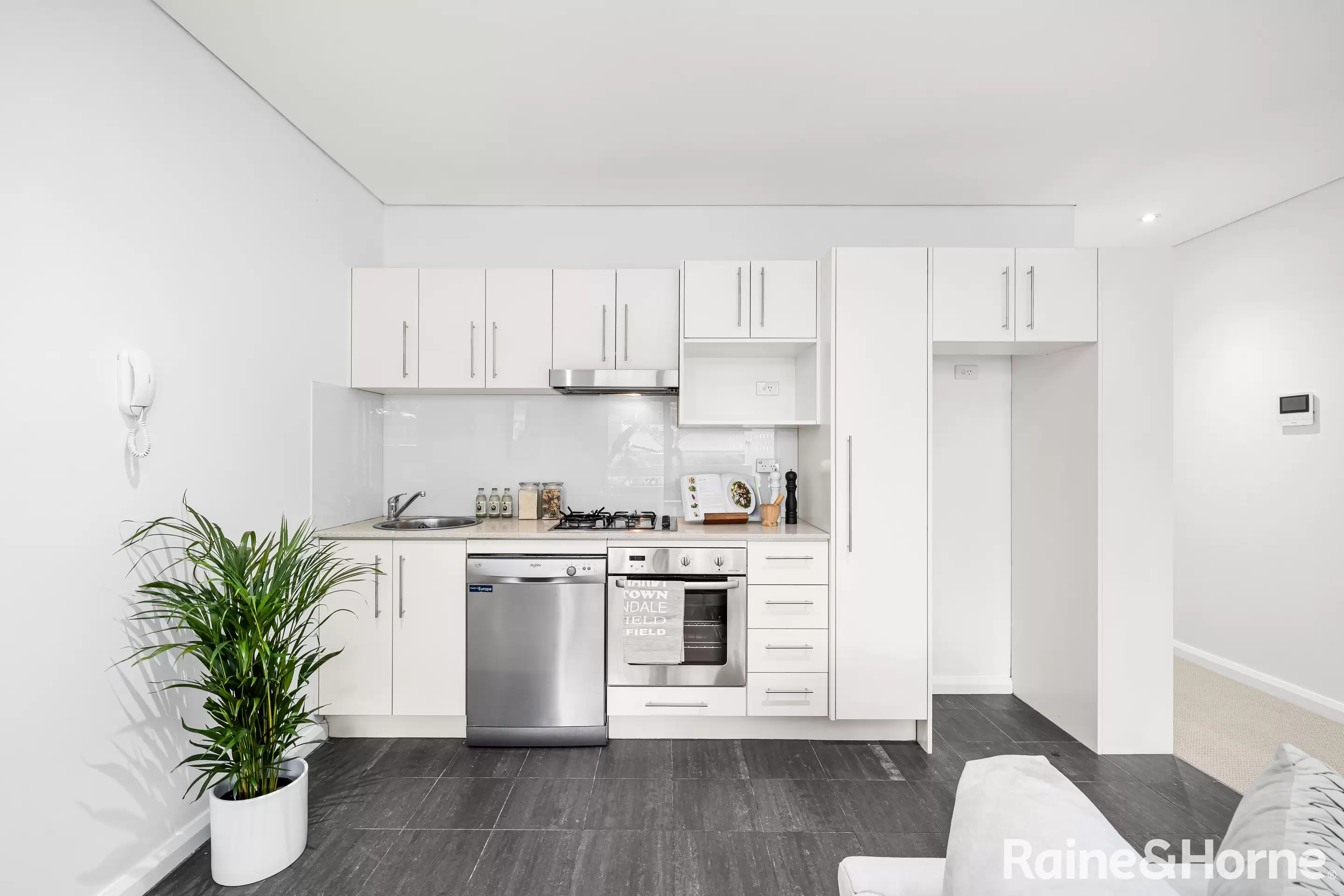 6/34 Avoca Street, Randwick Auction by Raine & Horne Randwick | Coogee | Clovelly - image 4